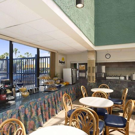 Days Inn By Wyndham Panama City Beach/Ocean Front Экстерьер фото
